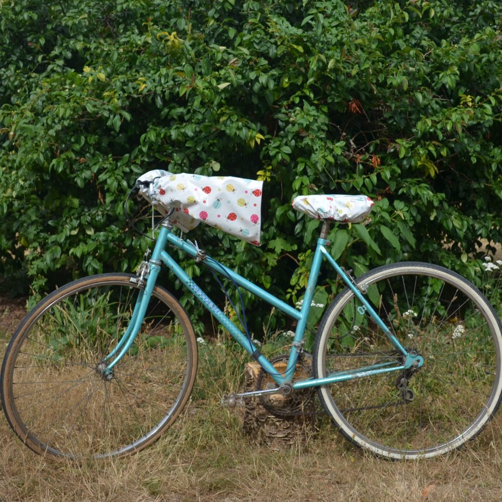 Housse selle de vélo, imperméable en tissu enduit motif oiseaux Petite  fouine - Créations textiles pour les enfants, les adultes et la décoration